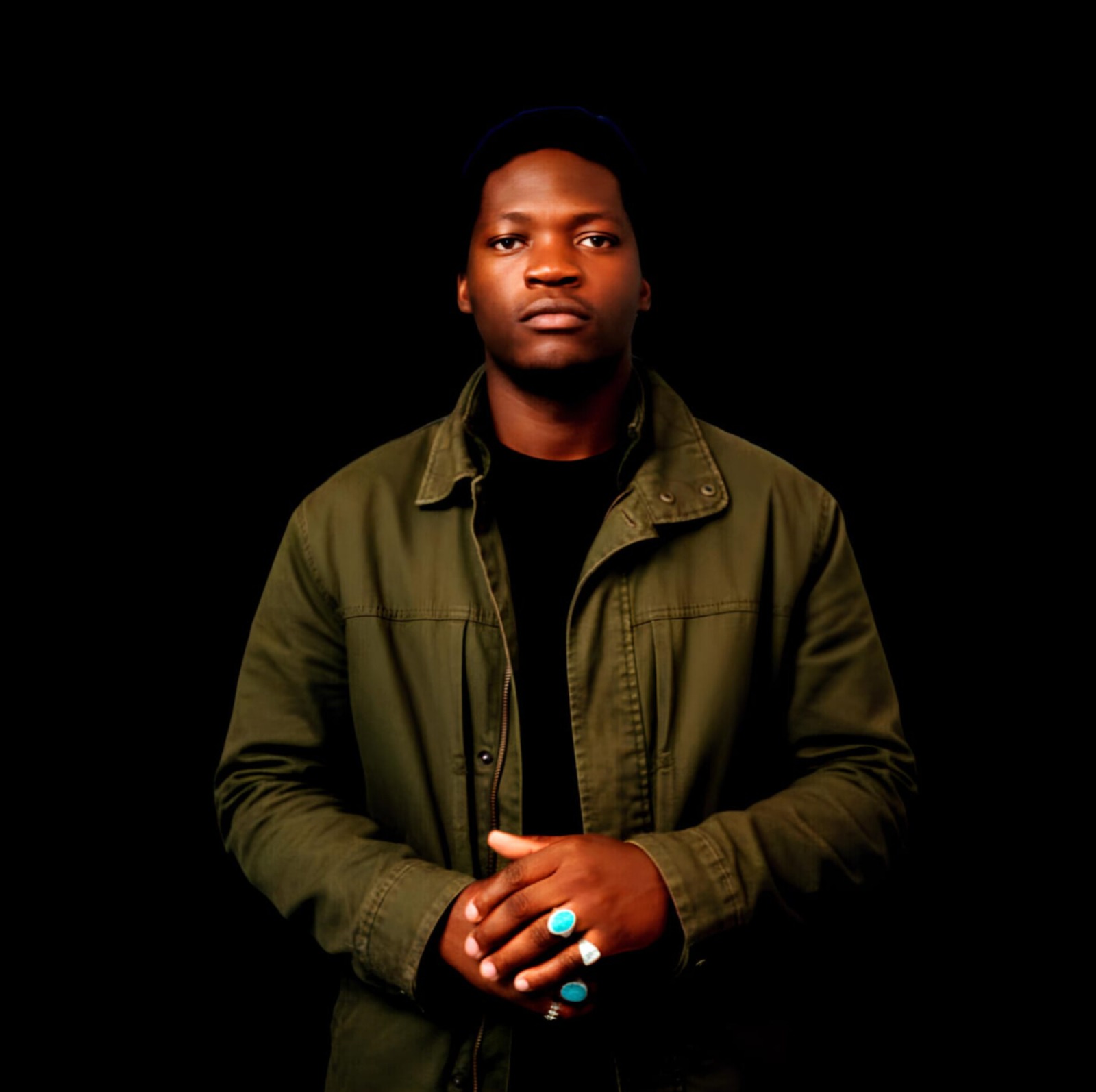 Portrait officiel de l'artiste Steirmag sur fond noir 